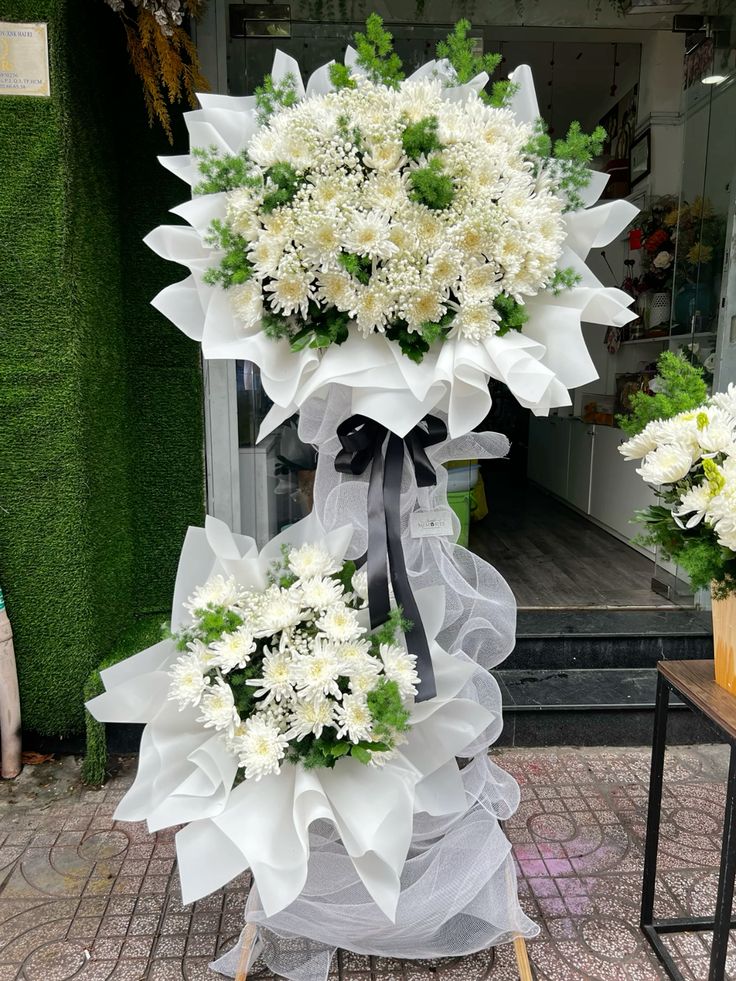 Hoa tang lễ tone trắng đen